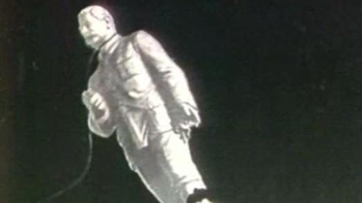 Une statue de Staline est détruite lors des manifestations de 1956. [RTS]
