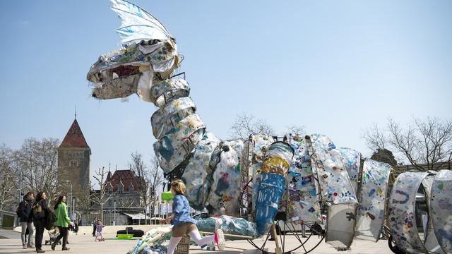 Un monstre de plastique à Ouchy pour dénoncer la problématique de sa gestion. [Keystone - Laurent Gillieron]