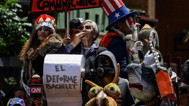 Des milliers de manifestants sont descendus dans les rues de Caracas samedi 13 juillet pour protester contre le rapport très critique sur le Vénézuela rendu par la Haut-Commissaire de l'ONU aux droits de l'homme Michelle Bachelet. [KEYSTONE - Rayner Pena]