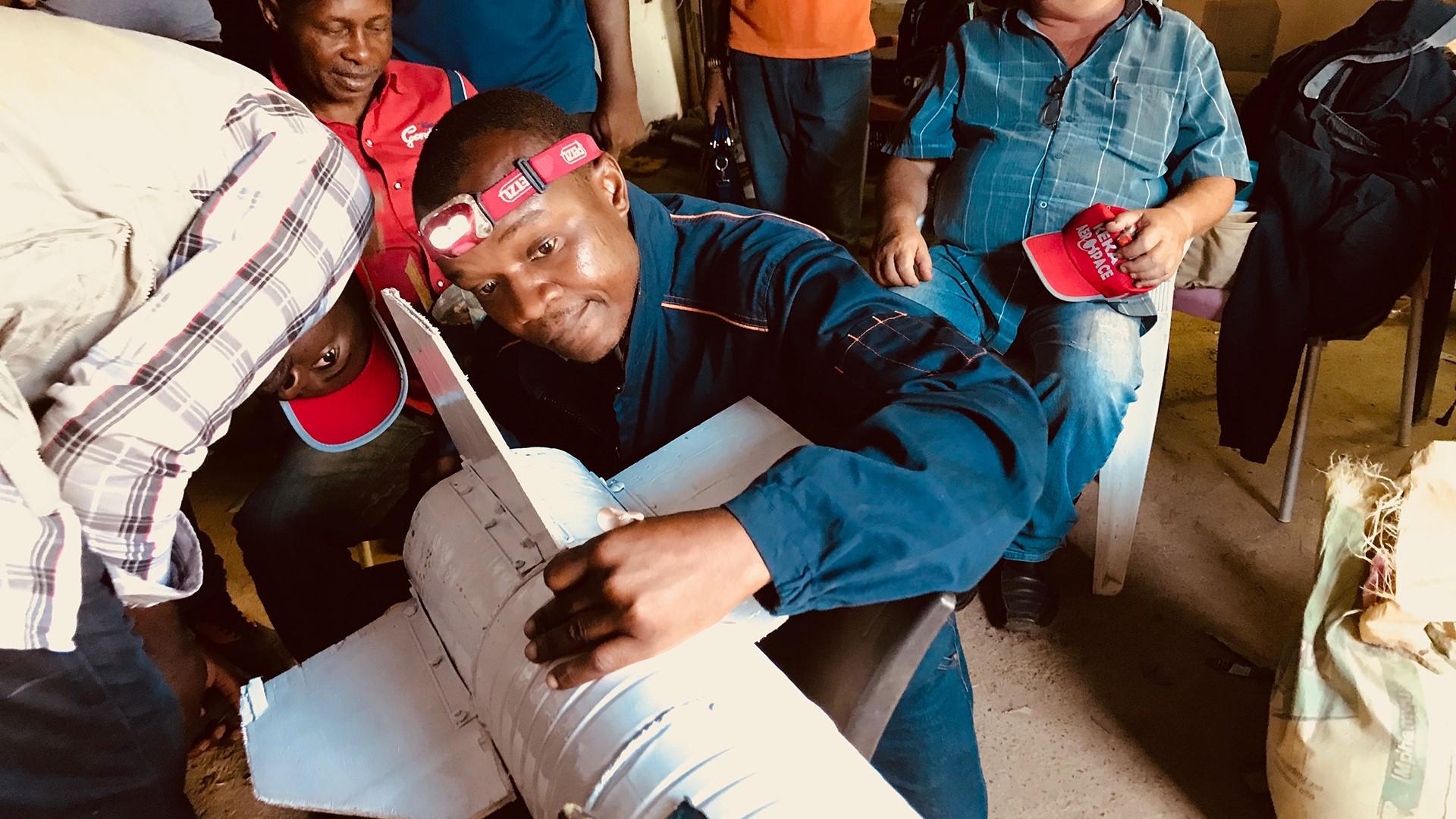 Connexion des moteurs d'une fusée d'essai Tropotest, dans le cadre du programme spatial de la République démocratique du Congo (RDC). [Christian Denisart]