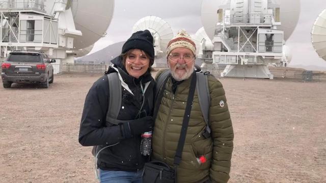 La journaliste Tania Chytil et lʹastrophysicien Michel Mayor près des "antennes" du Chili.
RTS