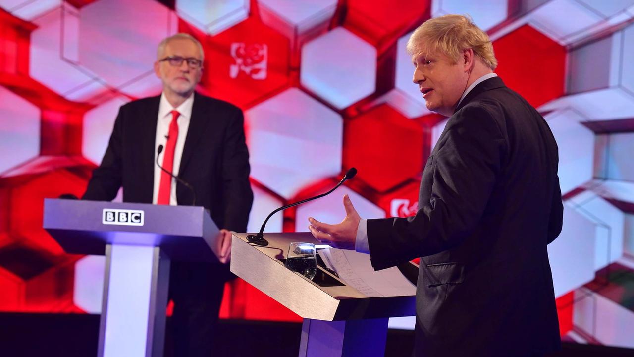 Jeremy Corbyn et Boris Johnson lors du dernier débat télévisé avant les législatives. [Keystone - EPA/Jeff Overs/BBC]