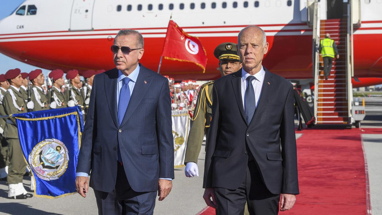 Recep Tayyip Erdogan a été accueilli à sa descente d'avion par le président tunisien Kais Saied. [AP/Keystone - Tunisian Presidency]