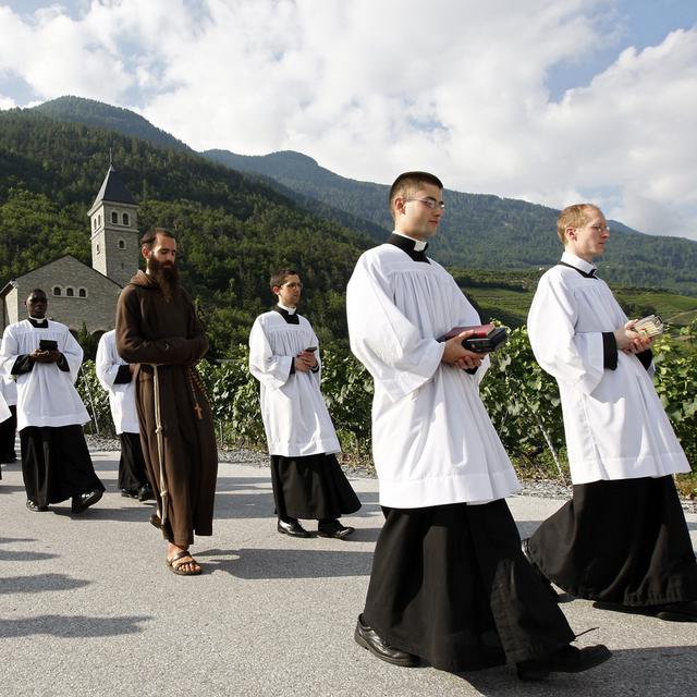 Une procession avant une cérémonie d'ordination des prêtres du séminaire d'Ecône. [Keystone - Jean-Christophe Bott]