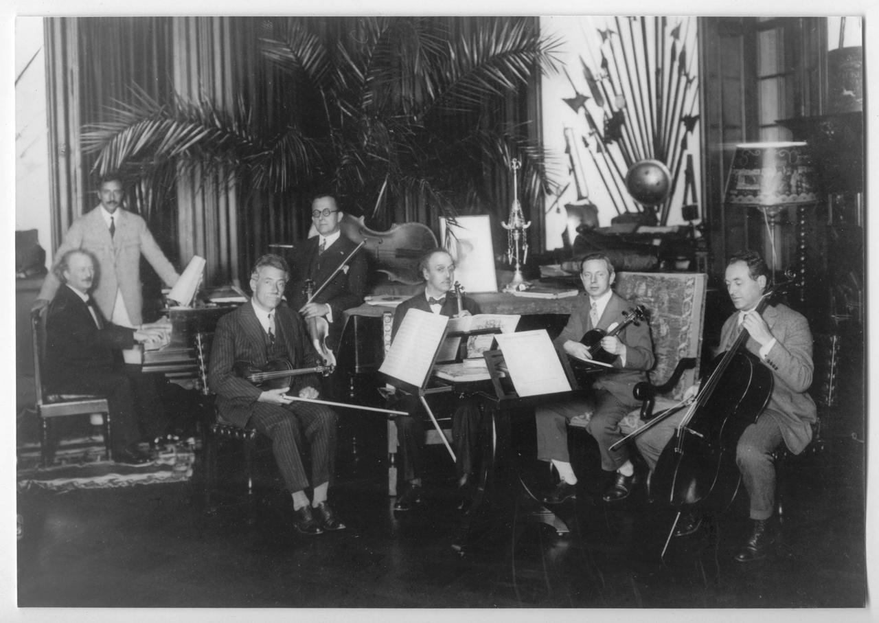 Séance de musique de chambre dans la propriété Garengo du pianiste Ernest Schelling à Céligny avec Paderewski, le violoniste Fritz Kreisler et le Quatuor du Flonzaley. [Collections du Musée Paderewski de Morges]