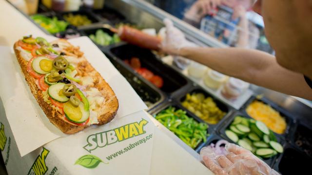 Un employé assemble un sandwich dans un restaurant de la chaîne de fast-food américaine Subway. [AFP - Julian Stratenschulte]