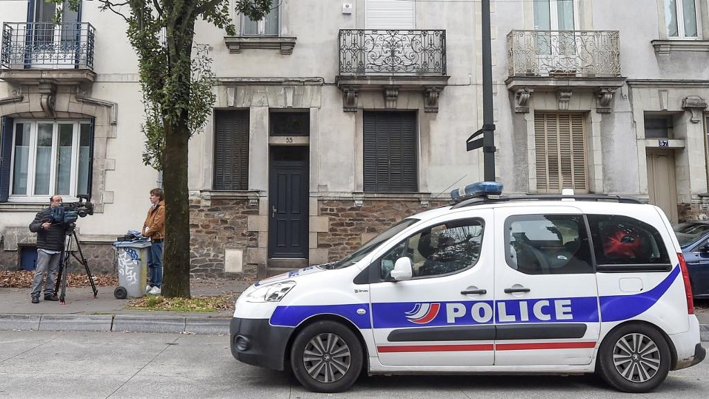 Une voiture de police stationnée devant la maison où Xavier Dupont de Ligonnès aurait commis son crime. [AFP - Sebastien Salom-Gomis]
