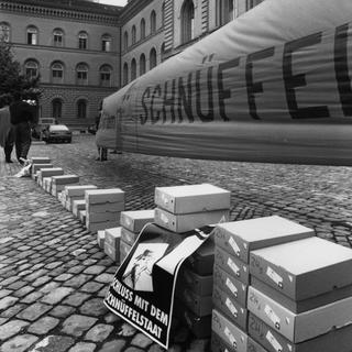 Une manifestation du comité 'Schluss mit dem Schnueffelstaat' proteste devant le Palais fédéral suisse lors du scandale des fiches secrètes [Keystone - DR]