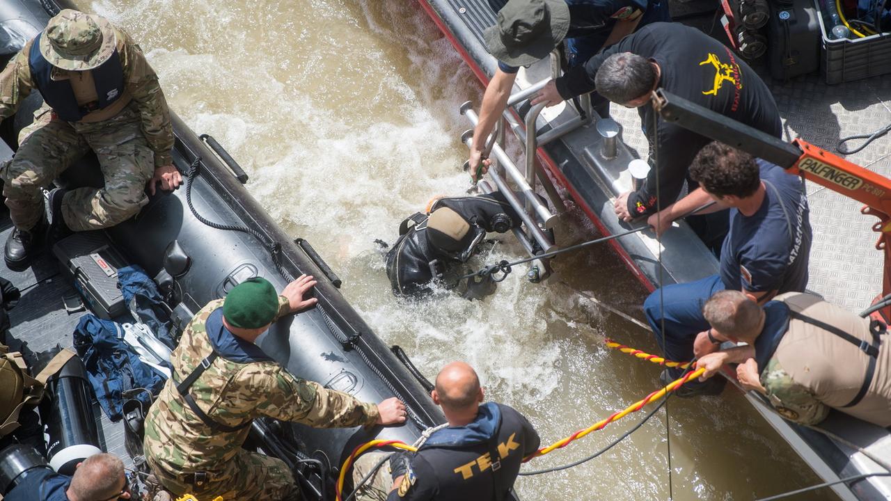 Un plongeur se prépare à descendre dans le Danube à la recherche des personnes encore portées disparues. [Keystone/epa - Zoltan Balogh]