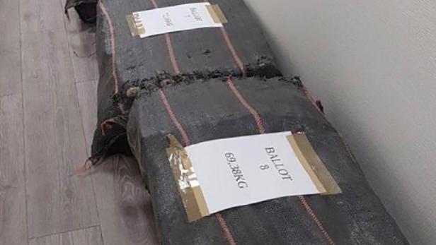 Plus d'une tonne de cocaïne a été saisie par les douanes françaises au Havre dans la nuit du 12 au 13 août 2019. [afp - Douanes françaises]