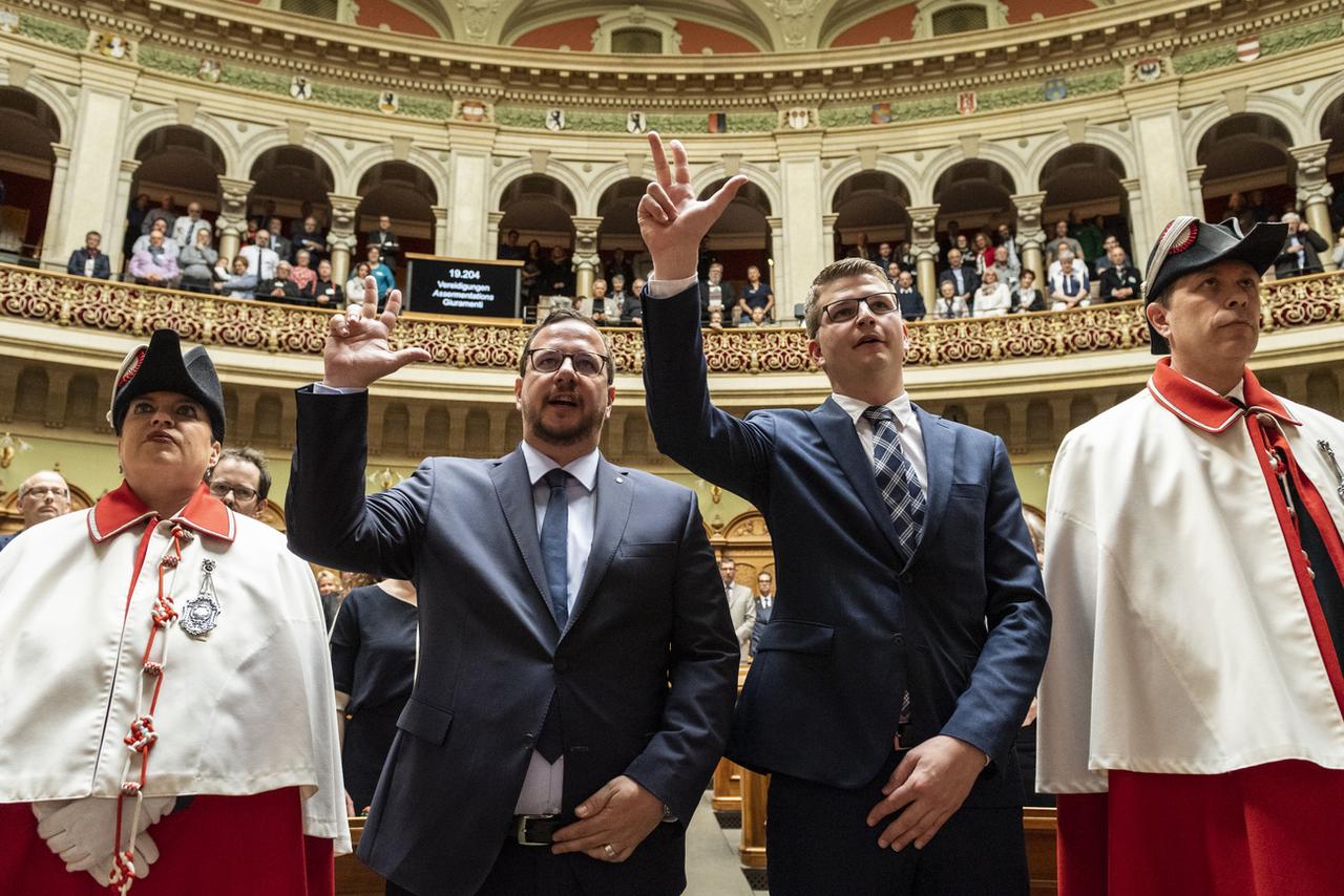 Philipp Matthias Bregy (PDC-VS) et Mike Egger (UDC-SG) ont prêté serment sous la Coupole. [Keystone - Alessandro della Valle]