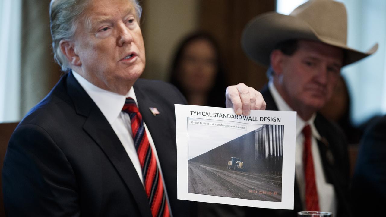 Le président américain Donald Trump présente un prototype de mur lors d'une table ronde sur la sécurité aux frontières, le vendredi 11 janvier 2019. [EPA - Shawn Thew]