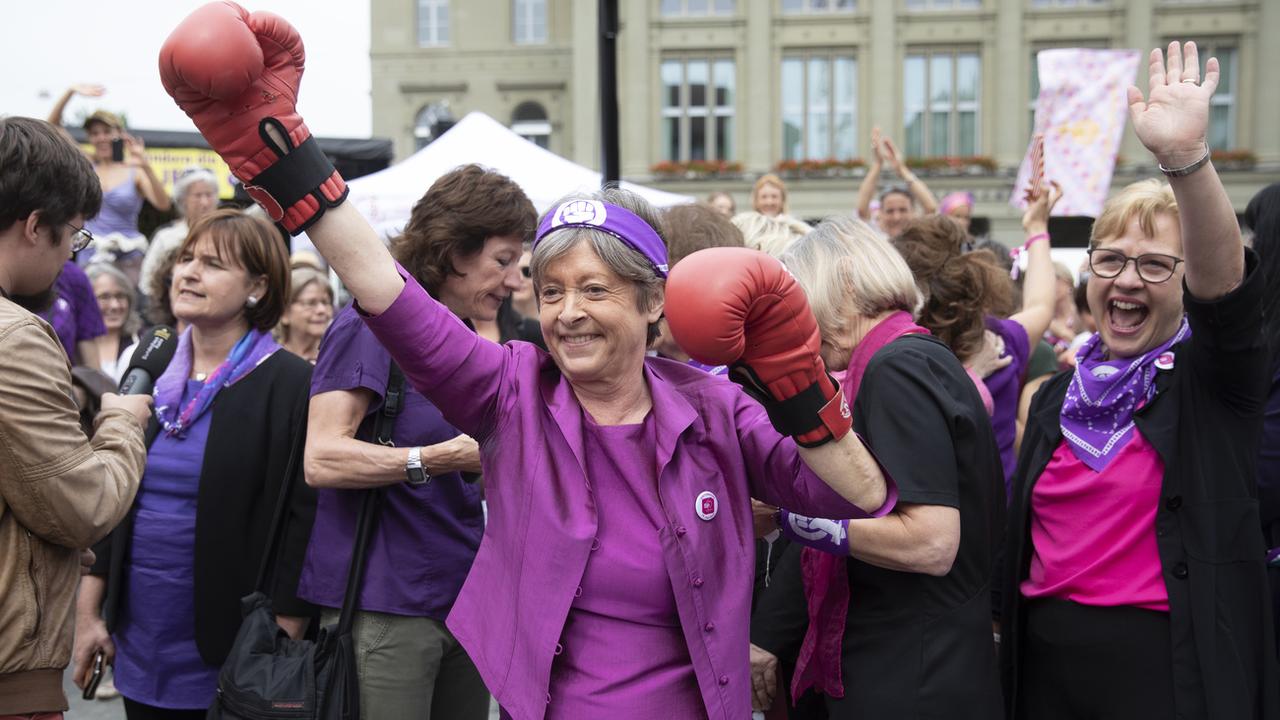 Margrit Kiener-Nellen (centre) lors de la grève des femmes, le 14 juin 2019 à Berne. [Keystone - Peter Klaunzer]