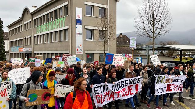 La grève pour le climat est également suivie dans le Jura, à Delémont. [RTS - Cédric Ardrover]