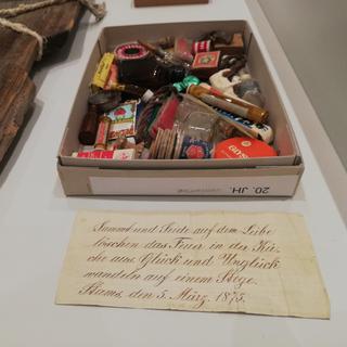 Une photo de l'exposition "Debris Field" de Lois Weinberger au musée Tinguely de Bâle. [facebook.com/museumtinguely]