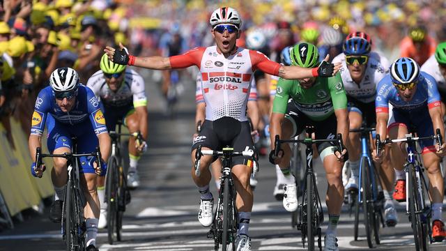 Caleb Ewan lève les bras au ciel après le sprint final de la 16e étape du Tour de France. [AFP - Marco Bertorello]