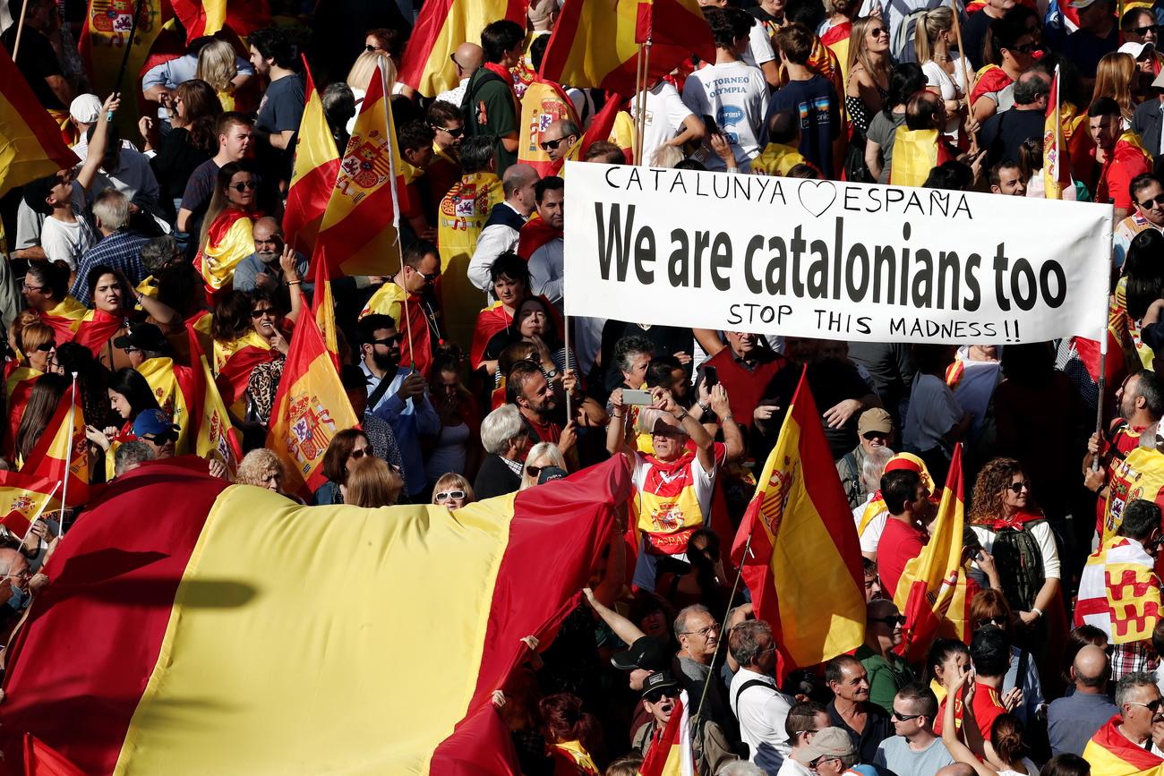 Tous les Catalans ne sont pas séparatistes, ont clamé certains manifestants [Keystone/EPA - JEsus Diges]
