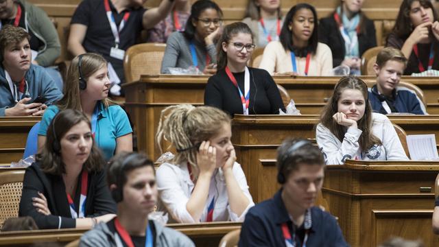 Des participants à la session des jeunes du Parlement dans la salle du Conseil national le 10 novembre 2018. [Keystone - Peter Schneider]