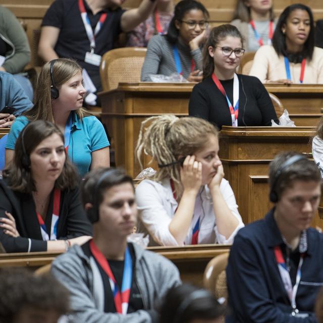 Des participants à la session des jeunes du Parlement dans la salle du Conseil national le 10 novembre 2018. [Keystone - Peter Schneider]