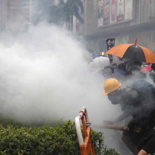 Des manifestants portent des masques pour se protéger des gaz lacrymogènes lancés par la police hongkongaise. [EPA/Keystone - Roman Pilipey]