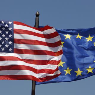 Les drapeaux américain et européen. [Godong/AFP - Robert Harding]