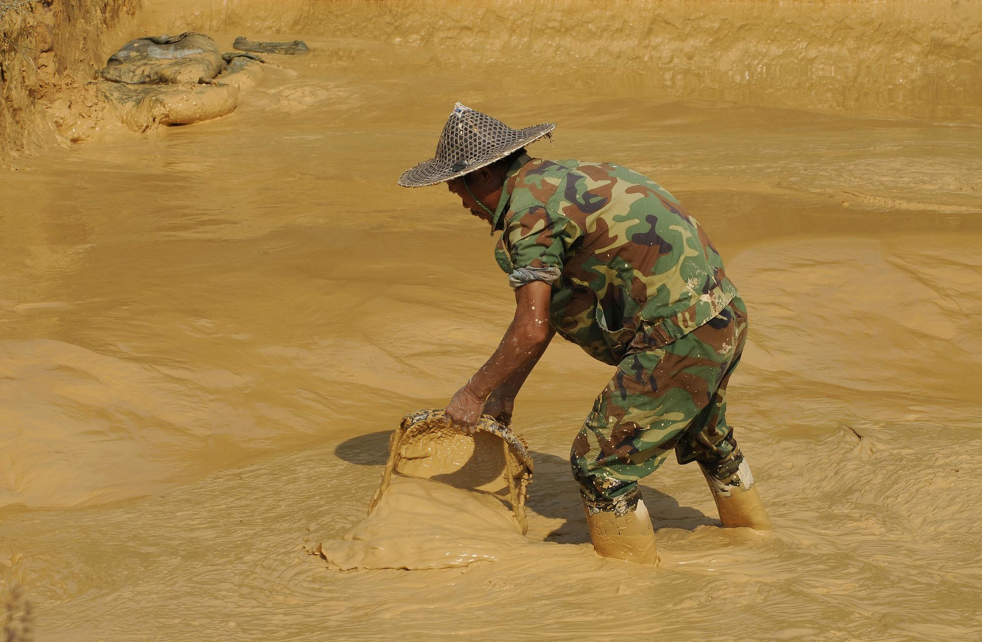 Un ouvrier sur le site d'une mine de terres rares dans la province de Jiangxi (octobre 2010). [Reuters - Stringer]