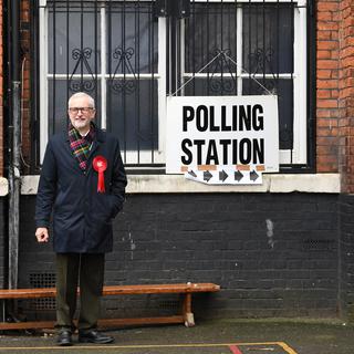 Jeremy Corbyn pose devant un bureau de vote le 12 décembre 2019. [EPA/Keystone - Neil Hall]