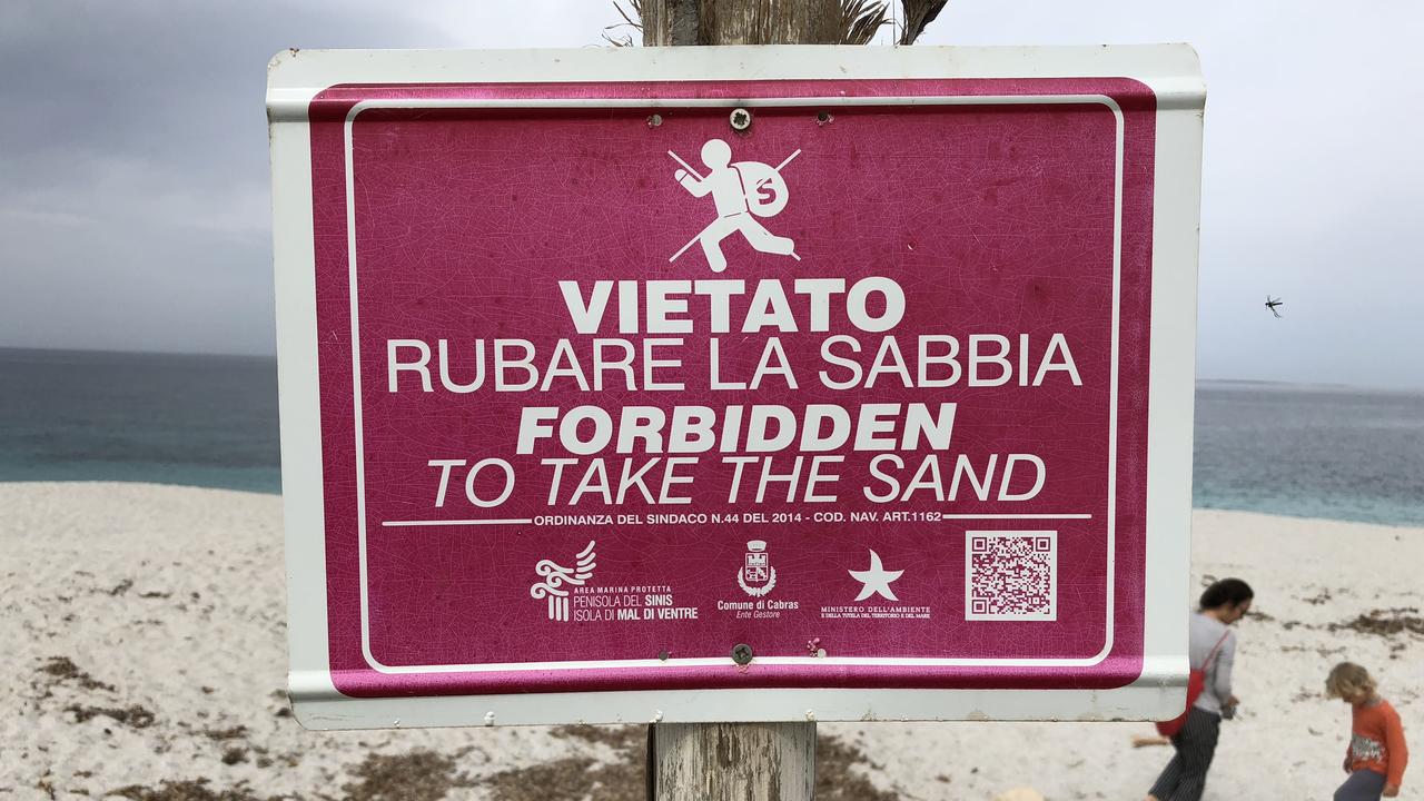 Le sable de la plage d'Is Arutas est particulier et attire les convoitises [AFP/DPA - Annette Reuther]