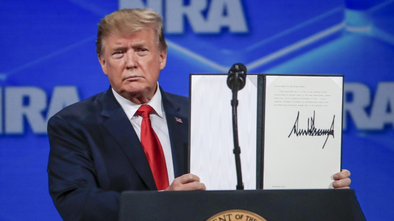 Donald Trump a officiellement annoncé le retrait des Etats-Unis du Traité sur le commerce des armes, vendredi, à Indianapolis. [Keystone - Tannen Maury]