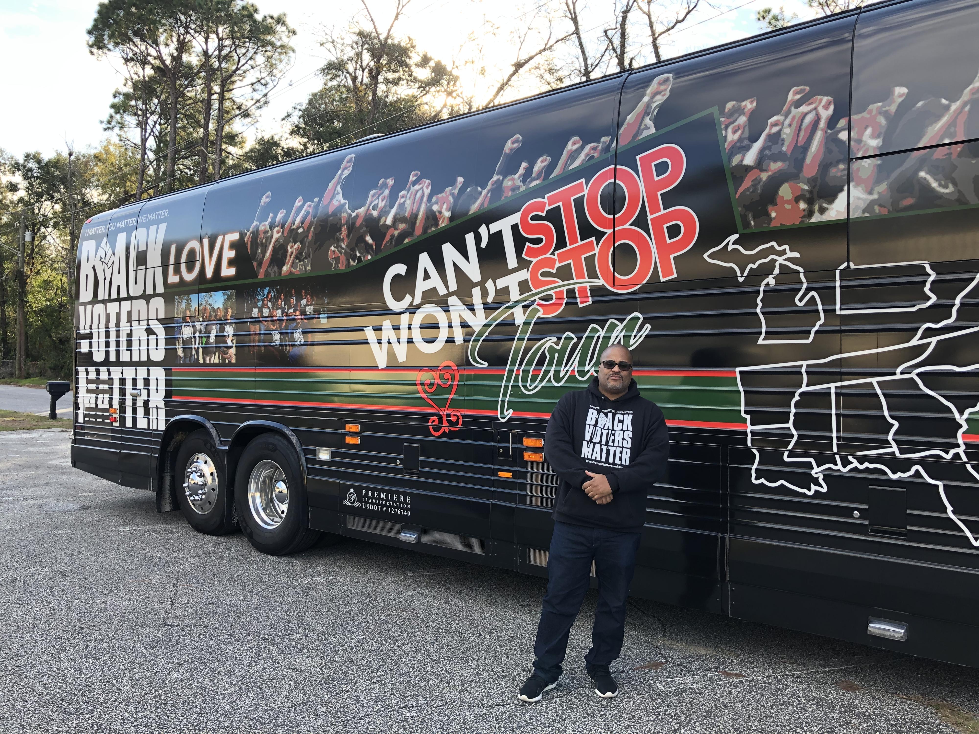 Cliff Albright, co-fondateur de l'organisation Black Voters Matter, devant le bus de campagne. [RTS - Raphaël Grand]