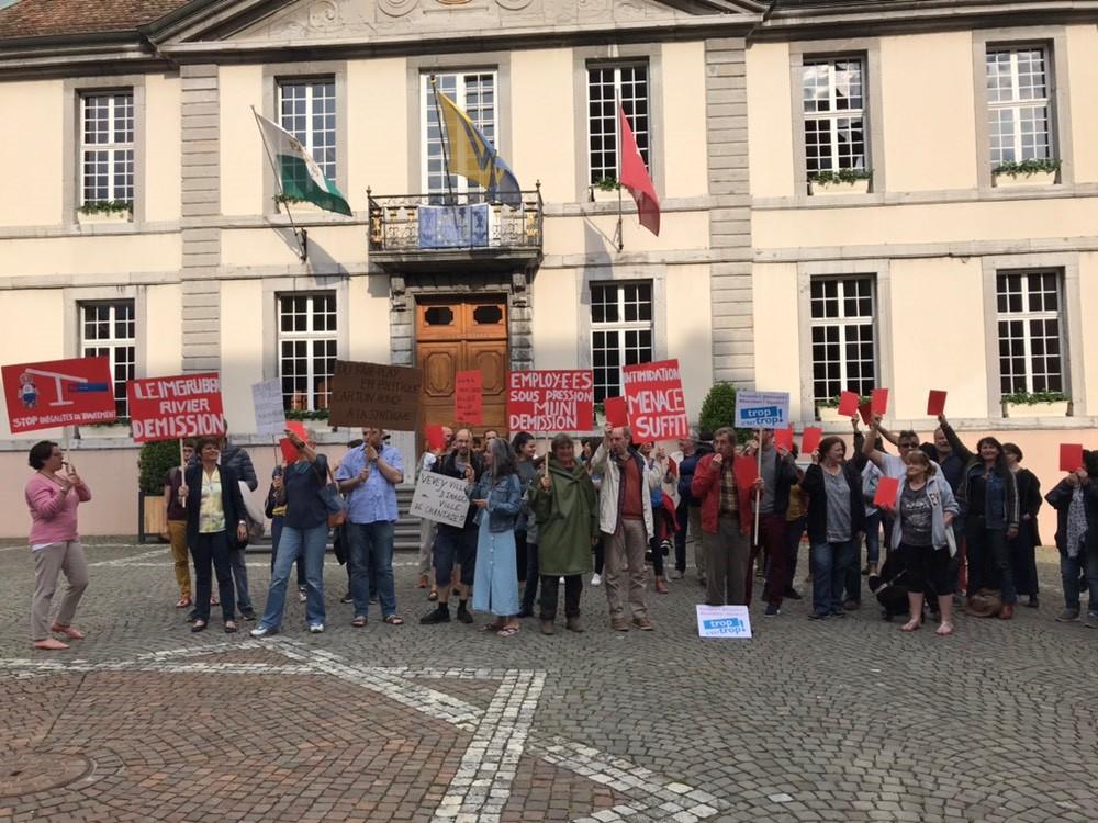 Plusieurs dizaines de manifestants ont appelé à la démission de la syndique Elina Leimgruber, devant l'Hôtel de Ville de Vevey. [RTS - Maude Richon]