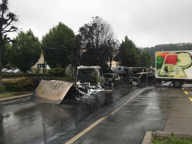 Les véhicules carbonisés lors du braquage au Mont-sur-Lausanne. [RTS - Jérôme Jeannin]