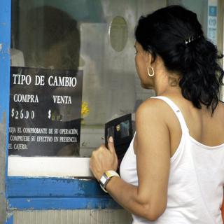 Une femme devant une banque à Cuba. [Keystone - EPA/Alejandro Ernesto]