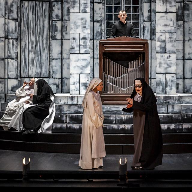 Une scène de l'opérette "Mam'zelle Nitouche" en janvier 2019 à l'Opéra de Lausanne. [Opéra de Lausanne - Alan Humerose]