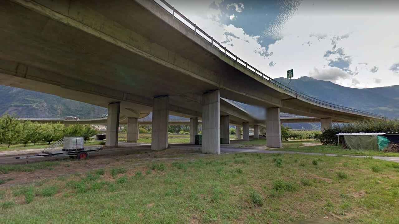 Le viaduc de Riddes permet à la route cantonale de passer sur le Rhône, l’autoroute A9 ainsi que les voies CFF. [Google Street View]