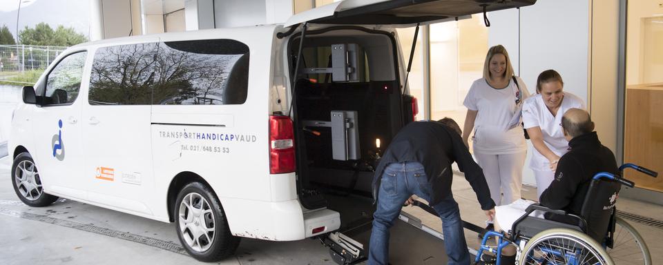 Du personnel médical et de Transport Handicap accompagnent le premier patient arrivant à l'hôpital Riviera-Chablais le 4 novembre 2019. [Keystone - Laurent Gillieron]