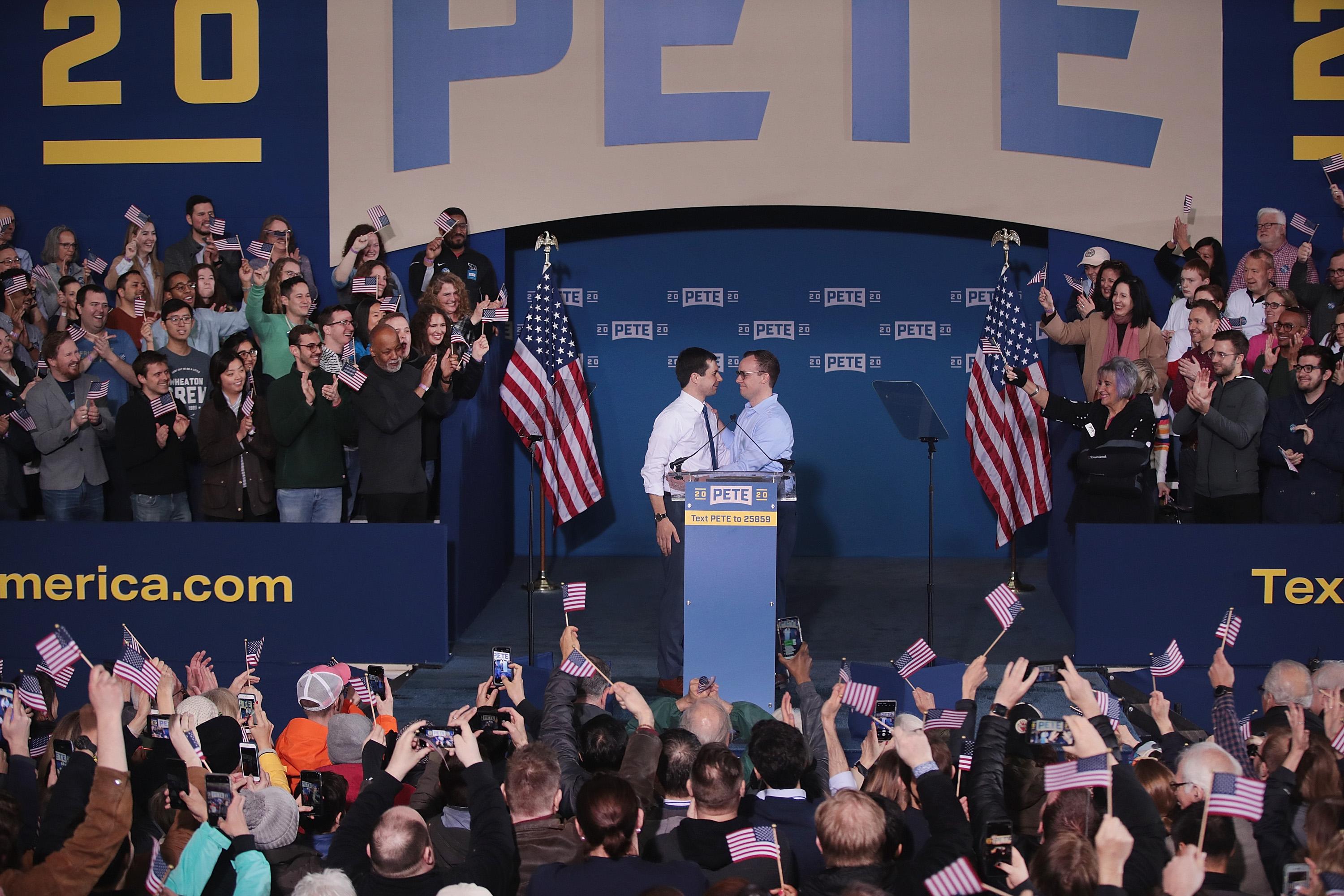 Pete Buttigieg annonce sa candidature dans la course démocrate pour les élections présidentielles américaines. Il est aux côtés de son mari Chasten Glezman (à droite). [Getty Images - Scott Olson]