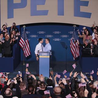 Pete Buttigieg annonce sa candidature dans la course démocrate pour les élections présidentielles américaines. Il est aux côtés de son mari Chasten Glezman (à droite). [Getty Images - Scott Olson]