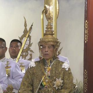 Le nouveau roi de Thaïlande porte une couronne de 7 kg. [Keystone - Thai TV Pool via AP]