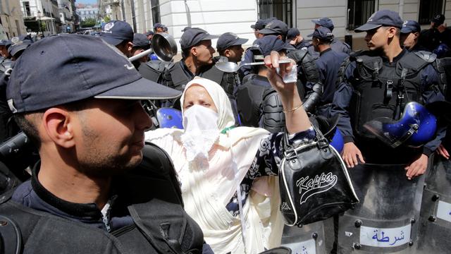 Les manifestants persistent à descendre dans la rue en Algérie alors que le chef d'état-major de l'armée n'accepte par leurs revendications. [Ramzi Boudina]