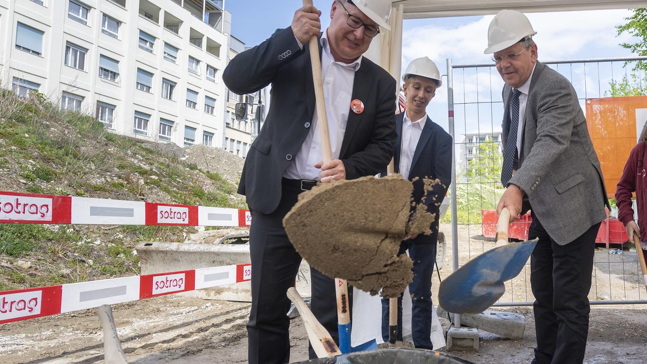 Le conseiller d'Etat Pierre-Yves Maillard et le professeur Pierre-François Leyvraz, droite, directeur général du CHUV. [Keystone - Martial Trezzini]