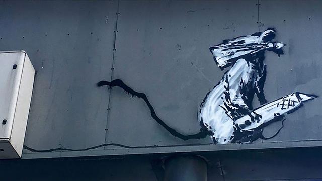 Le petit rat au museau masqué brandissant un crayon (ou un cutter) de Banksy a été volé. [AFP - Pompidou Centre]