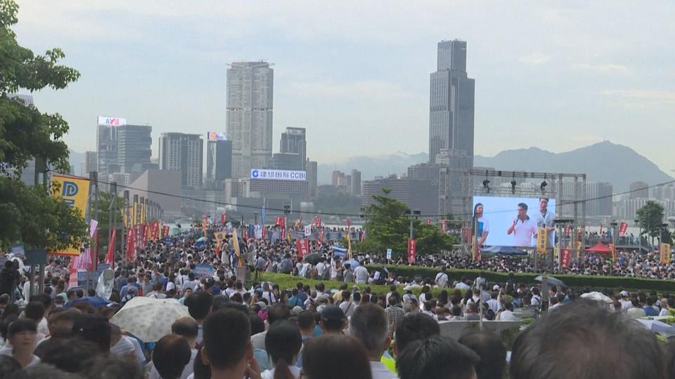 Grande contre-manifestation pour "protéger Hong Kong" des violences