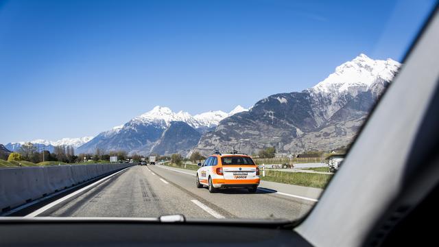 Une voiture de la police valaisanne sur l'autoroute A9 à la hauteur de Sion. [KEYSTONE - OLIVIER MAIRE]