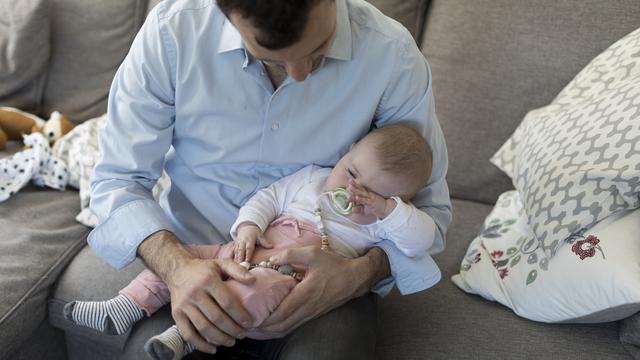 Les fonctionnaires neuchâtelois bénéficieront d'un congé paternité de 20 jours. [Keystone - Gaetan Bally]