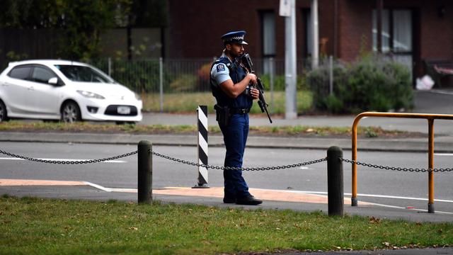 La police patrouille aux alentours des mosquées de Christchurch. [Keystone - EPA/Mick Tsikas]