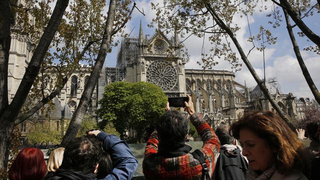 Les visiteurs affluent dans les églises parisiennes depuis l'incendie qui a ravagé Notre-Dame. [AP Photo/Keystone - Christophe Ena]