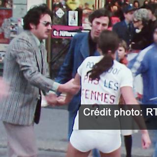 Une femme portant un t-shirt "Pourquoi pas les femmes?" lors de la course Morat-Fribourg en 1975.