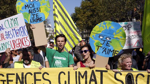 Quelque 15'000 personnes ont participé à la Marche pour le climat à Paris. [Keystone - AP Photo/Thibault Camus]
