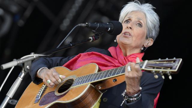 La chanteuse américaine Joan Baez sur la grande scène du Paléo Festival de Nyon, le 25 juillet 2015. [Keystone - Martial Trezzini]